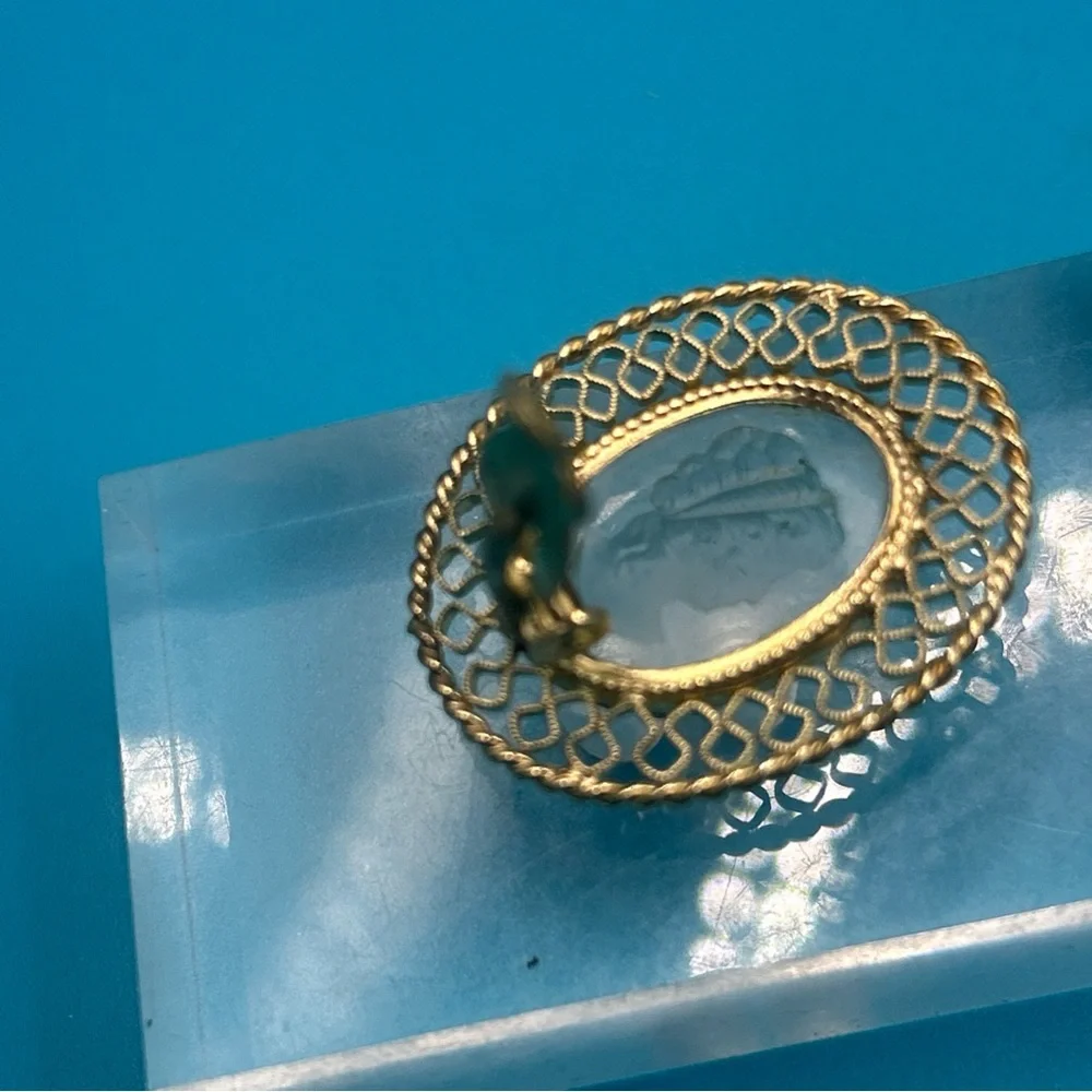 Vintage whiting & Davis intaglio glass cameo clip earrings Goldtone filigree - Picture 3 of 7
